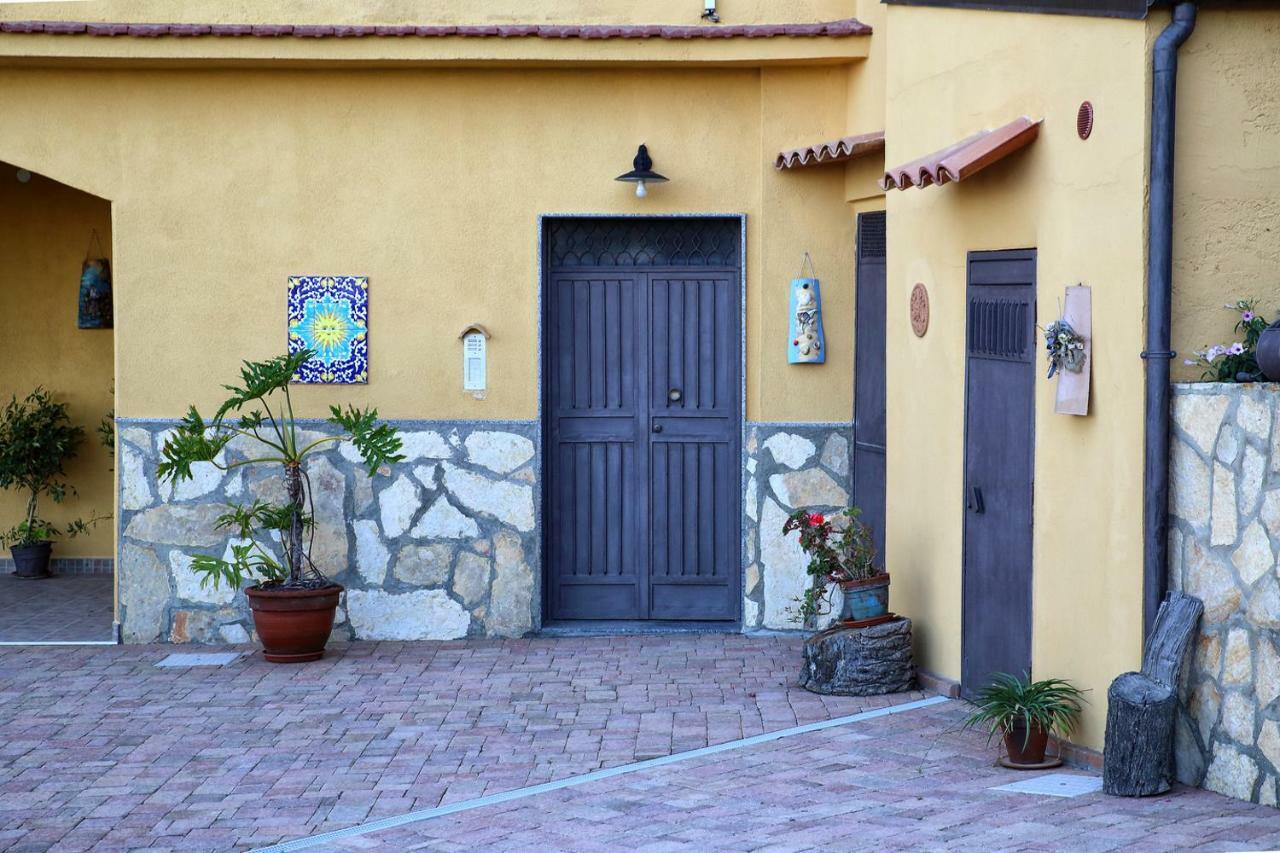 Villa Yellow House Ликата Экстерьер фото